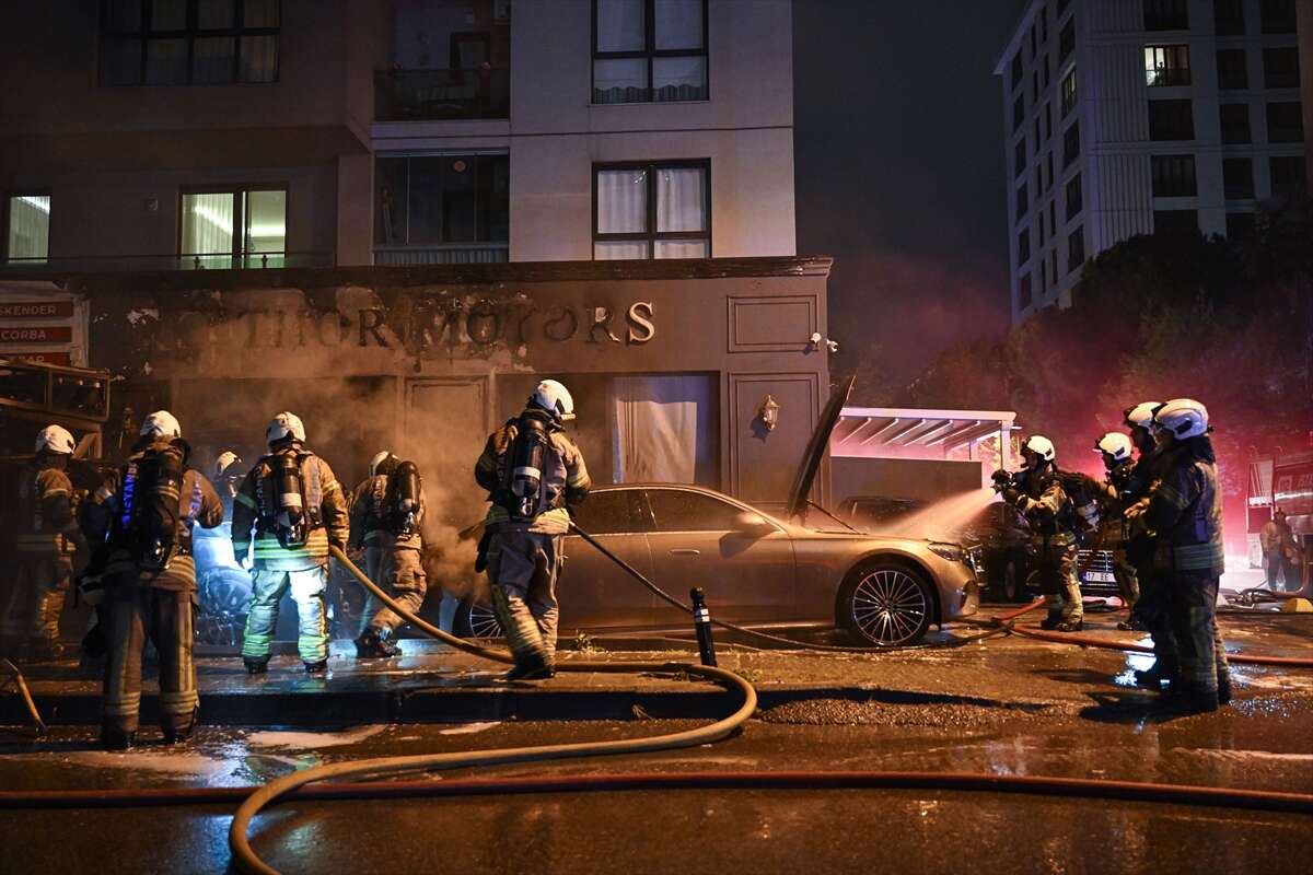 Oto galeride yangın çıktı, lüks araçlar küle döndü 6
